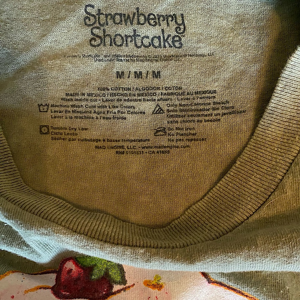 ADORABLE Strawberry Shortcake T-shirt. Size Med. - Picture 3 of 6